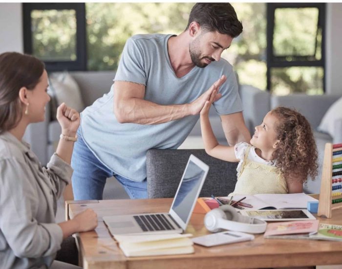 03/09/2023 Evitar estos errores permitirá que tus hijos desarrollen una autoestima sana..

que los padres reciben a sus hijos en brazos se dan cuenta de que la paternidad va a ser el más difícil de los trabajos. Y no solo por todos los cuidados que hay que prestar y por las atenciones que se debe asegurar a los pequeños. Hay que estar muy pendiente de posibles errores en los que se cae fácilmente, sin darse cuenta, y que pueden tener consecuencias en el desarrollo de los hijos.

SOCIEDAD
ISTOCK