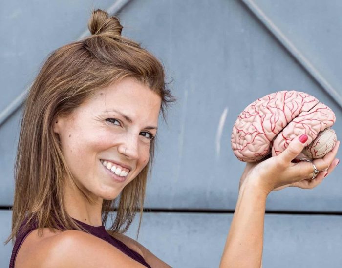 06/11/2023 Entrevista a la neurofísica Sara Teller.

sabes sobre tu cerebro? Comprender las imperfecciones y el potencial de nuestro cerebro es fundamental para ganar en calidad mental y emocional. A este fascinante mundo neurológico nos acerca Sara  Teller, doctora en Neurofísica, que acaba de publicar Neurocuídate. Conoce los secretos de tu cerebro para mejorar tu vida (Aguilar).

SOCIEDAD
AGUILAR