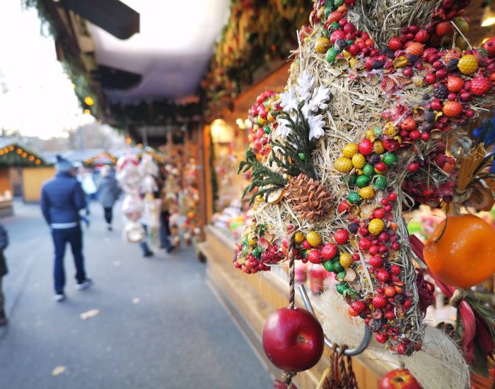 24/11/2023 Los mercadillos navideños más chulos de Europa.

en un cuento de invierno donde las luces parpadeantes danzan en la oscuridad y el aroma a especias y dulces inunda el aire. Los mercadillos navideños de Europa, verdaderos tesoros efímeros, despiertan la magia y el espíritu festivo en cada rincón. Desde los encantadores mercados de Navidad de Viena, donde el Palacio de Schönbrunn se viste de gala, hasta el inconfundible mercadillo de Estrasburgo, la "Capital de Navidad", cada rincón del continente alberga un pedacito de la celebración más mágica del año.

SOCIEDAD
ISTOCK