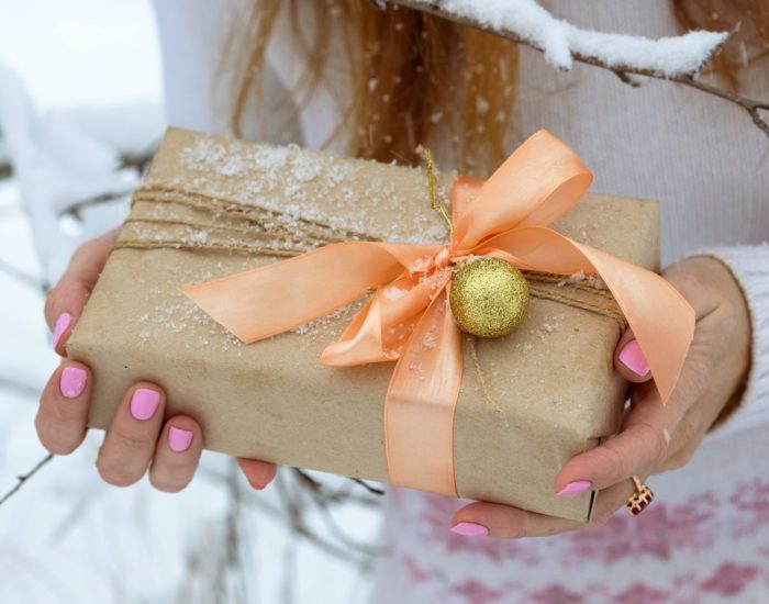 05/12/2023 Ideas para hacer un buen regalo esta Navidad.

temporada navideña es un momento mágico lleno de amor, generosidad y, por supuesto, intercambio de regalos. En lugar de caer en la monotonía de los regalos típicos, ¿por qué no optar por algo original y sorprendente? La originalidad en tus obsequios no solo crea una experiencia única para quienes los reciben, sino que también puede ser una estrategia clave para lograr el éxito en tus relaciones personales y profesionales.

SOCIEDAD
ISTOCK