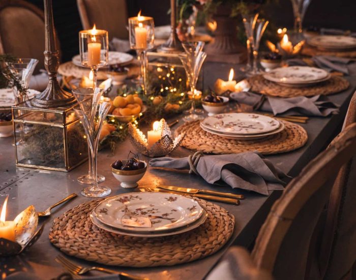 20/12/2023 Ideas para decoarar la mesa en Navidad.

temporada navideña es el momento perfecto para reunirse con seres queridos y compartir momentos especiales alrededor de una mesa festivamente decorada. Ya sea que estés organizando una gran cena de Nochebuena o una comida íntima en Navidad, la presentación de la mesa desempeña un papel crucial en la creación de un ambiente acogedor y memorable. Aquí tienes algunos consejos para decorar y poner una mesa bonita que cautivará a tus invitados durante estas fiestas.

SOCIEDAD
ISTOCK