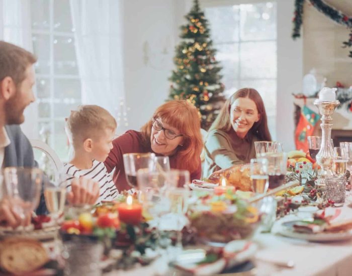 07/09/2023 Sobremesas navideñas: claves para crear vínculos y alegría en familia.

el ajetreado ritmo de la vida moderna, las sobremesas a menudo pasan desapercibidas en la rutina diaria. Sin embargo, estas tranquilas y valiosas interacciones después de las comidas no solo son momentos para compartir deliciosos postres, sino que también desempeñan un papel crucial en el bienestar emocional de nuestros hijos.

SOCIEDAD
ISTOCK