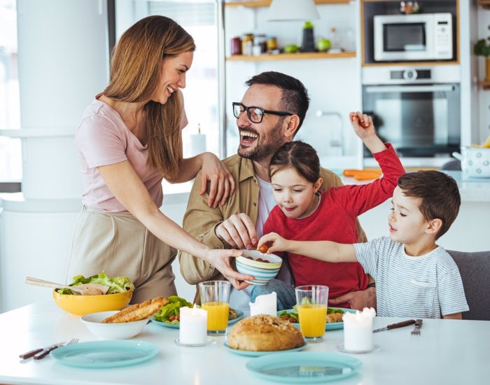 15/03/2022 Recetas sanas para después de Navidad.

de las festividades navideñas, es común que muchas personas se sientan motivadas a adoptar hábitos más saludables. El exceso de indulgencia en comidas copiosas y dulces durante las celebraciones puede dejar a nuestro cuerpo sintiéndose pesado y poco enérgico. Empezar el año con una alimentación equilibrada es una excelente manera de restablecer la salud y renovar la energía. En este artículo, exploraremos la importancia de adoptar una dieta saludable después de la Navidad y proporcionaremos algunas recetas rápidas y nutritivas para toda la familia.

SOCIEDAD
ISTOCK