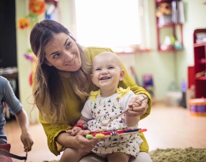 25/01/2024 Beneficios de una buena relación entre la familia y la guardería.

familia es el primer contexto educativo de los niños, donde reciben el afecto, la atención y los estímulos necesarios para su crecimiento. Así pues, una buena relación entre la guardería y las familias es un vínculo necesario y enriquecedor que favorece el desarrollo integral de los niños y niñas y que contribuye a su bienestar y aprendizaje.

SOCIEDAD
ISTOCK