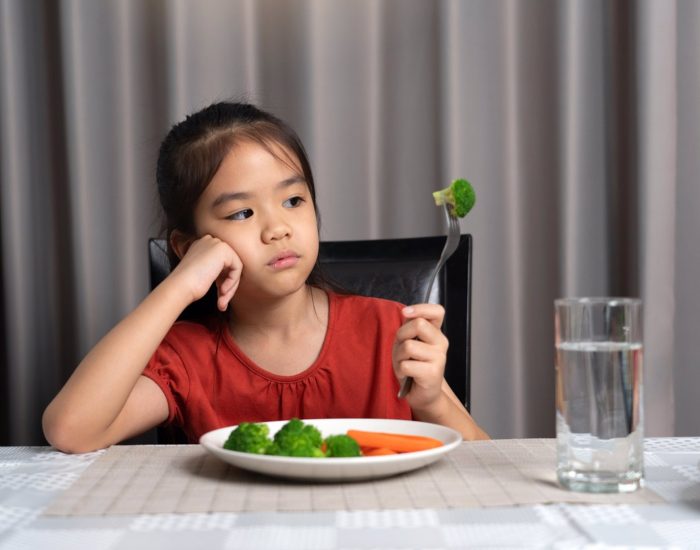 21/05/2023 Los niños y su negativa a comer verduras.

la necesidad de "retomar" los hábitos de la dieta mediterránea y, para ello, una de las claves es intentar conseguir las cinco raciones diarias entre frutas y verduras. El grupo de población que posiblemente presente más problemas para llegar a este objetivo es el infantil. en los patrones alimentarios del niño en edad escolar tiene una gran importancia la comida que realiza en la escuela.

SOCIEDAD
ISTOCK