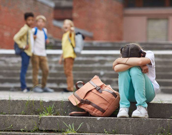 16/06/2020 Los estragos que puede causar el bullying silencioso en niños y adolescentes.

bullying es un fenómeno insidioso que ha existido durante generaciones, pero en la era digital, ha adquirido nuevas formas y dimensiones. El bullying silencioso es una de estas manifestaciones, donde el acoso y la intimidación se producen de manera sutil, a menudo pasando desapercibidos para los adultos y las figuras de autoridad. Este tipo de hostigamiento puede tener un impacto devastador en la vida de los niños y adolescentes, dejando cicatrices emocionales que pueden perdurar mucho tiempo después de que las heridas físicas hayan sanado.

SOCIEDAD
ISTOCK