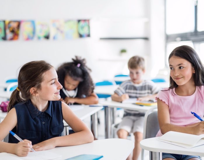 04/07/2019 Cómo trabajar el bienestar emocional de los alumnos en las aulas.

el vertiginoso mundo de la educación, donde los estándares académicos y las evaluaciones constantes pueden parecer ser el epicentro de la experiencia educativa, es crucial recordar que los estudiantes son mucho más que su capacidad para memorizar datos o resolver problemas matemáticos. En el núcleo de cada aula se encuentra un grupo diverso de individuos con sus propias vidas, experiencias y emociones. Por lo tanto, trabajar el bienestar emocional de los alumnos en las aulas no solo es importante, sino que es esencial para su desarrollo integral y su éxito a largo plazo. El bienestar emocional no es simplemente la ausencia de emociones negativas; implica cultivar una sensación de equilibrio, resiliencia y autoconciencia. Es un componente vital de la salud mental que influye en todos los aspectos de la vida de un estudiante, incluido su rendimiento académico, su capacidad para relacionarse con los demás y su capacidad para enfrentar desafíos. Una de las formas más efectivas de trabajar el bienestar emocional de los alumnos en las aulas es creando un entorno seguro y de apoyo. Los estudiantes deben sentirse cómodos expresando sus emociones y compartiendo sus experiencias sin temor a ser juzgados. Un ejemplo de ello es Hasting School, donde se prioriza que el alumno se sienta valorado y escuchado mediante un entorno inclusivo y respetuoso. Los maestros pueden fomentar esta atmósfera alentando la apertura y la empatía, mostrando un interés genuino en el bienestar de sus alumnos y creando oportunidades para el diálogo abierto. Además, es fundamental enseñar a los estudiantes habilidades prácticas para manejar sus emociones de manera saludable. Esto incluye técnicas de respiración y relajación, estrategias para resolver conflictos de manera constructiva y la práctica de la autoaceptación y el autocuidado. Al proporcionar a los estudiantes estas herramientas, no solo están mejorando su bienesta