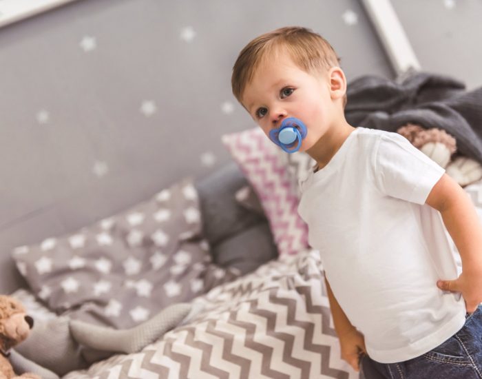 26/10/2017 5 reflexiones que debes hacer antes de quitar el chupete.

casi como un rito iniciático para convertirse en "mayor". A los padres nos genera bastante preocupación porque, el uso del chupete (pacifier en su ilustrativo nombre en inglés, el "pacificador") genera un cierto grado de adicción comportamental a nuestros hijos, que lo relacionan con dormir o estar tranquilos, de modo que tememos que quitar el chupete equivalga a noches en vela y llantos fruto del cansancio. No es fácil, pero es posible. Te damos algunas ideas para que las tengas a la vista cuando tomes la decisión.

SOCIEDAD
ISTOCK