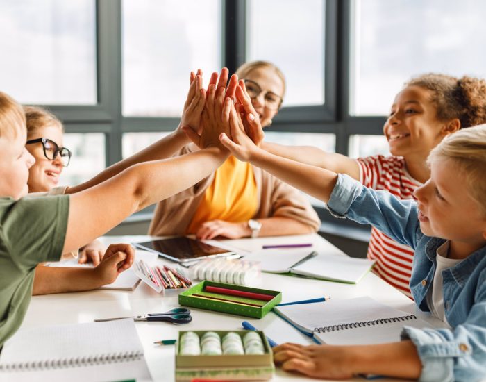 16/08/2022 10 trucos de profesor para aprender de los errores.

el aula, los errores no son simplemente equivocaciones; son oportunidades de aprendizaje. Los maestros, con su vasta experiencia, han desarrollado trucos y técnicas para convertir los errores en catalizadores de crecimiento y comprensión. Descubre cómo los profesores aprovechan los errores para impulsar el aprendizaje en sus aulas.

SOCIEDAD
ISTOCK