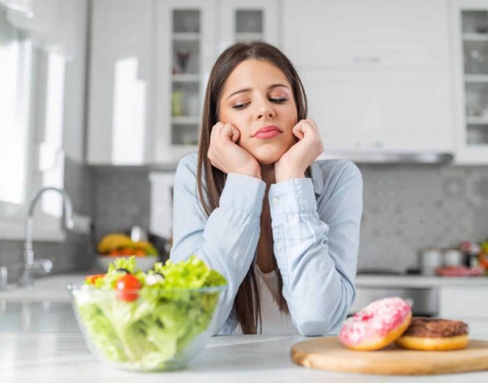 06/03/2024 La alimentación intuitiva: el poder de comer con libertad.

alimentación intuitiva surge en EE.UU. en 1995 como oposición a las dietas restrictivas que acaban fomentando el fenómeno de rebote y el efecto yo-yo que hace engordar de nuevo una vez que se ha terminado la dieta. Esto ocurre porque al prohibir ciertos alimentos que están muy ricos, se genera frustración y al final inducen a una ingesta aumentada y compulsiva de todo lo que se ha prohibido, recuperando el peso perdido e incluso ganando algo más.

SOCIEDAD
ISTOCK