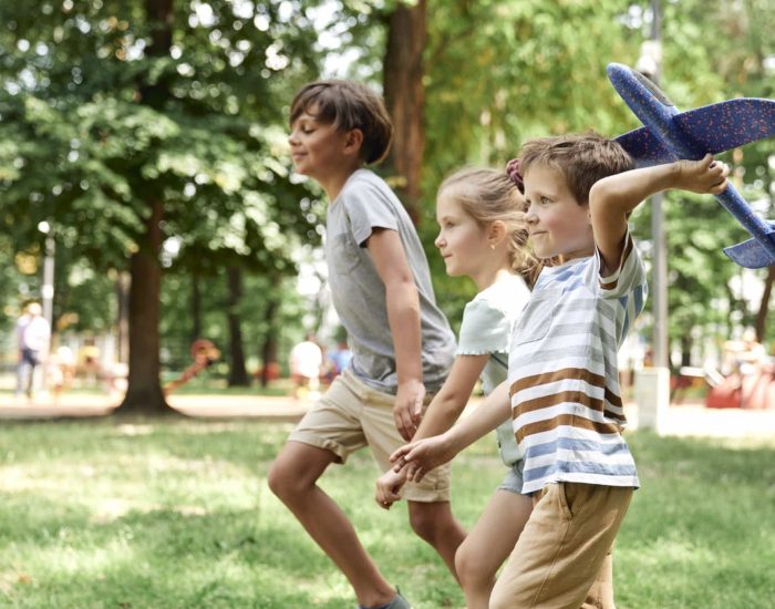 07/06/2022 ¿Por qué los niños necesitan divertirse?.

el ajetreado mundo contemporáneo, donde las demandas académicas y las responsabilidades extraescolares a menudo ocupan el tiempo y la atención de los niños, la diversión puede parecer un lujo o incluso un desperdicio de tiempo. Sin embargo, subestimar el valor del juego y la diversión en la vida de un niño sería un error. La diversión es una parte esencial del desarrollo infantil, que va mucho más allá de simplemente pasar un buen rato.

SOCIEDAD
ISTOCK