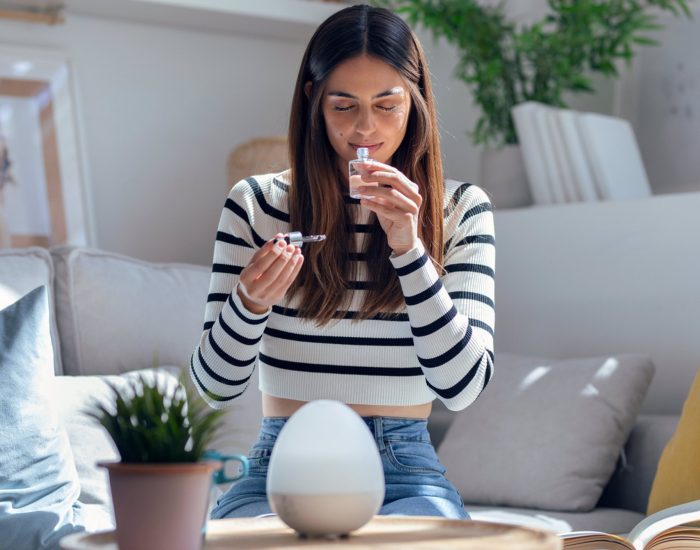 08/04/2023 El significado del perfume para la mujer.

muchas mujeres, el perfume va más allá del bienestar de oler simplemente una fragancia agradable. Es una expresión de personalidad, un toque final que completa su estilo y forma parte de un viaje sensorial único para ella misma y para los demás. El perfume tiene un significado profundo y personal que puede variar según la experiencia y las emociones de cada mujer. ¿Qué comunicamos con el perfume? ¿Por qué algunas mujeres sienten que no están completamente arregladas hasta que no se perfuman? La conexión entre el perfume y la sensación de estar "guapa" para algunas mujeres puede tener varias explicaciones. Existen muchas connotaciones personales relacionadas con la elección de nuestra fragancia personal: 1.      Expresión de Identidad. El perfume puede ser una forma de expresar la identidad personal y el estilo único de cada mujer. Al elegir una fragancia específica, una mujer puede comunicar su personalidad, gustos y preferencias individuales. 2.      Confianza y autoestima. El uso de un perfume favorito puede aumentar la confianza y la autoestima. El aroma agradable puede aumentar la seguridad y el atractivo, lo que contribuye al bienestar emocional. 3.      Recuerdos y emociones. El perfume tiene el poder de evocar recuerdos y emociones. Una fragancia específica puede estar asociada con momentos felices, experiencias singulares o personas importantes en la vida. 4.      Sensualidad y atracción. Algunas mujeres pueden usar el perfume como una forma de resaltar su sensualidad y atractivo. 5.      Ritual de cuidado personal. El perfume puede ser parte de un ritual diario de cuidado personal. Para muchas mujeres, aplicarse su fragancia favorita puede ser reconfortante y terapéutico, en un momento de calma y relajación en medio de la rutina diaria. El perfume, Independientemente de su significado específico, es una parte integral de la experiencia femenina, que aporta belleza, confianza y personalidad a la vida co