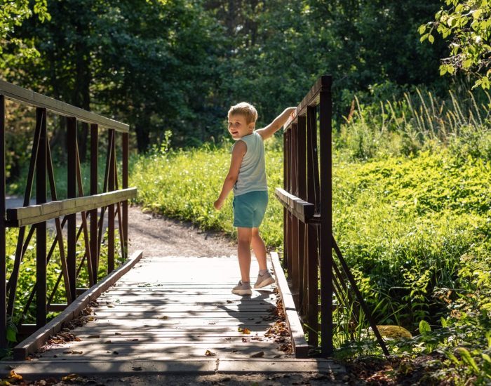 13/07/2023 Puentes emocionales: de la sensación a las palabras.

niños, especialmente en los primeros años de su desarrollo, experimentan una amplia gama de sentimientos sin tener siempre las palabras para expresarlos. Los padres, al mismo tiempo, nos enfrentamos al reto de comprender y responder adecuadamente a estas emociones sin un mapa claro de navegación.

SOCIEDAD
ISTOCK