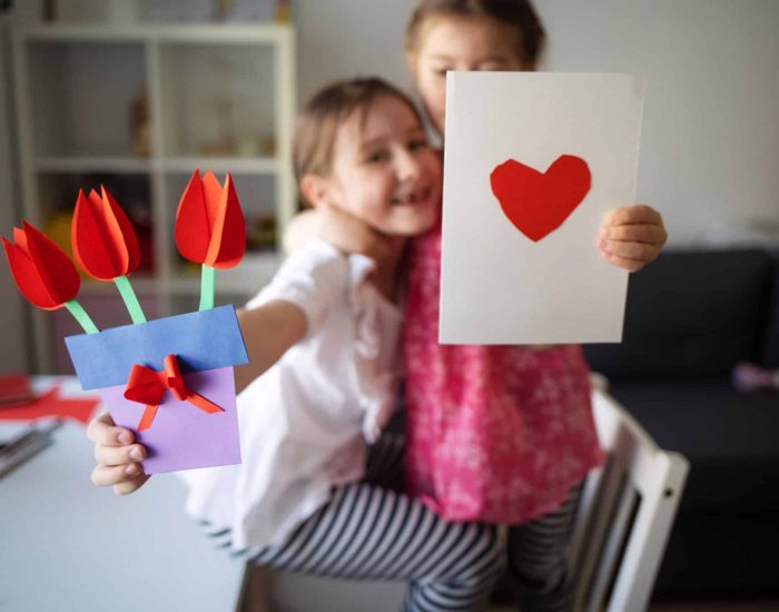 19/04/2023 Manualidades de papiroflexia para el Día de la madre.

Día de la Madre es una ocasión especial para honrar y celebrar a esas mujeres extraordinarias que nos dieron la vida y nos han brindado su amor incondicional. ¿Qué mejor manera de expresar nuestro cariño que con un regalo hecho a mano? En este artículo, te presentaremos una idea encantadora y creativa: la papiroflexia, o arte del origami, para crear hermosas flores de papel.

SOCIEDAD
ISTOCK