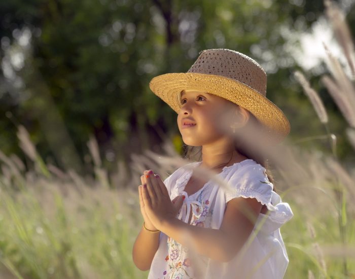 08/07/2013 6 ideas para vivir con los niños el mes de la Virgen.

1.cer una romería Las romerías forman parte de nuestra tradición popular. Son "visitas" a algún enclave mariano, vinculado a la Virgen. Puede ser una imagen de la Virgen, una ermita, un santuario* Aunque se puede hacer una romería en cualquier lugar, en medio de la ciudad o en nuestro barrio, es muy habitual elegir un sitio que esté en el campo y que sea una pequeña excursión con la familia y los amigos. Podemos llevar comida para pasar un rato juntos al terminar esa visita. Se suele aprovechar para rezar el rosario, una oración dedicada a la Virgen, durante el camino. En muchos pueblos, los días de romería son días muy festivos, con cantos y danzas populares y comida en comunidad en el campo.

SOCIEDAD
ISTOCK