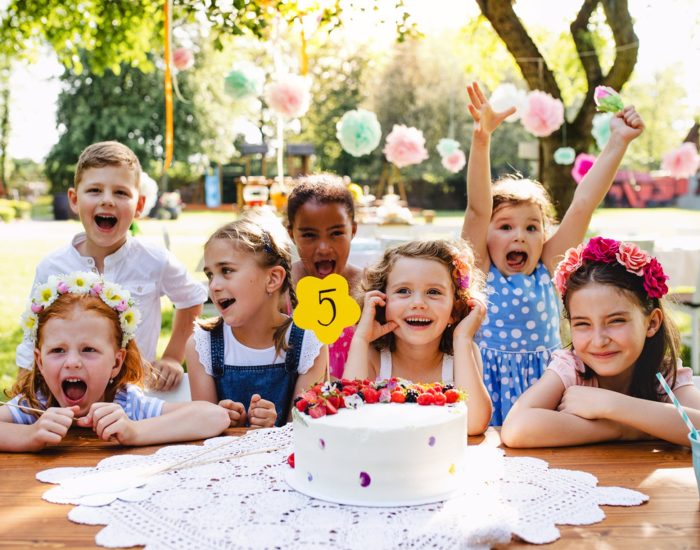 13/06/2019 Celebraciones infantiles: ideas para acertar.

veces parece que las celebraciones infantiles se han convertido en competiciones desmesuradas entre familias. Pero tenemos que evitar que se nos vayan de las manos porque pierden su sentido original y, además, centran el foco en lo accesorio, la fiesta, en lugar de en lo importante: compartir con las personas que queremos.

SOCIEDAD
ISTOCK