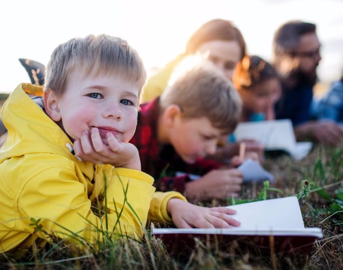 09/07/2019 Campamentos de verano para niños y adolescentes: 7 novedades ricas y variadas.

el inicio del verano, los campamentos para niños y adolescentes se preparan para recibir a una nueva generación de participantes, ofreciendo actividades renovadas y experiencias innovadoras. Este año, los organizadores han introducido una serie de novedades que buscan adaptarse a los intereses cambiantes y las necesidades actuales de los jóvenes. A continuación, exploramos algunas de las tendencias y novedades más destacadas en los campamentos de verano de 2024.

SOCIEDAD
ISTOCK