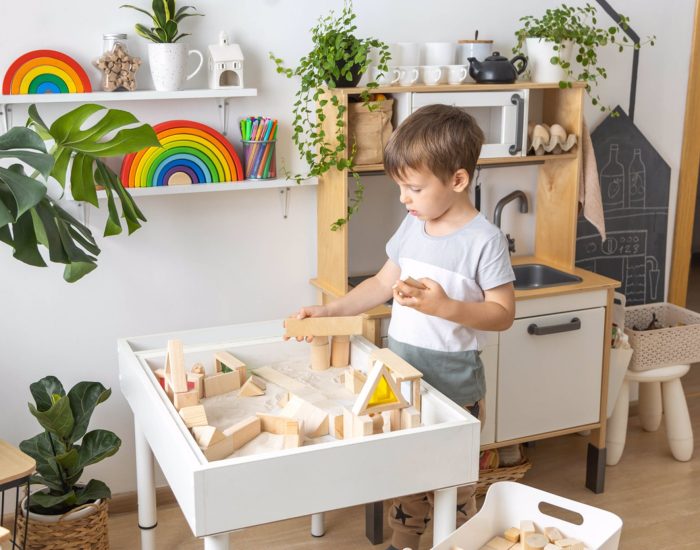 20/09/2022 Educar la confianza y los valores con el método Montessori.

educación es el cimiento sobre el cual se construyen las sociedades del mañana. Más allá de la transmisión de conocimientos, la educación desempeña un papel fundamental en el desarrollo integral de los estudiantes, moldeando no solo sus habilidades cognitivas, sino también su carácter, valores y autoconfianza. En este sentido, la metodología de enseñanza adoptada por un centro educativo desempeña un papel crucial en la formación de la confianza y los valores en los estudiantes. En este vertiginoso mundo de la educación actual, donde las tendencias pedagógicas van y vienen, el Método Montessori brilla como un faro de innovación y humanidad. Esta filosofía educativa, concebida por la visionaria María Montessori, no solo busca nutrir mentes brillantes, sino también corazones compasivos y seguros de sí mismos. En el centro mismo de su enfoque radica la creencia en el potencial ilimitado de cada niño para aprender, crecer y contribuir positivamente al mundo que los rodea. ¿Pero de qué trata el Método Montessori? El Método Montessori no es simplemente un conjunto de técnicas pedagógicas, sino un compromiso con el desarrollo integral del alumno. En el corazón de este enfoque se encuentra la confianza en la capacidad innata de los niños por dirigir su propio aprendizaje, donde estos no son receptores pasivos de su conocimiento sino exploradores activos de su mundo. Al tener la libertad de elegir sus actividades y trabajar a su propio ritmo, los niños desarrollan una confianza intrínseca en sus habilidades y una motivación interna para aprender. La metodología Montessori también es esencial para la formación de valores arraigados en la empatía, respeto y colaboración. Desde una edad temprana, los estudiantes aprenden a respetar el espacio y el trabajo de los demás, a resolver conflictos de manera pacífica y a colaborar en proyectos que benefician a la comunidad. Estos valores no se enseñan mediante lec