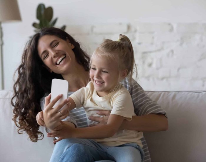 12/07/2021 ¿Por qué no es una buena idea calmar las rabietas de los niños con el móvil?.

la era digital actual, los teléfonos móviles se han convertido en una herramienta omnipresente en nuestras vidas. Desde la comunicación hasta el entretenimiento, los móviles nos ofrecen soluciones rápidas y convenientes para muchos de nuestros problemas diarios. Sin embargo, su uso para calmar las rabietas de los niños pequeños es una práctica que ha generado preocupación entre los expertos en desarrollo infantil. A pesar de su aparente efectividad a corto plazo, utilizar el móvil como método para calmar a los niños puede tener consecuencias negativas a largo plazo.

SOCIEDAD
ISTOCK