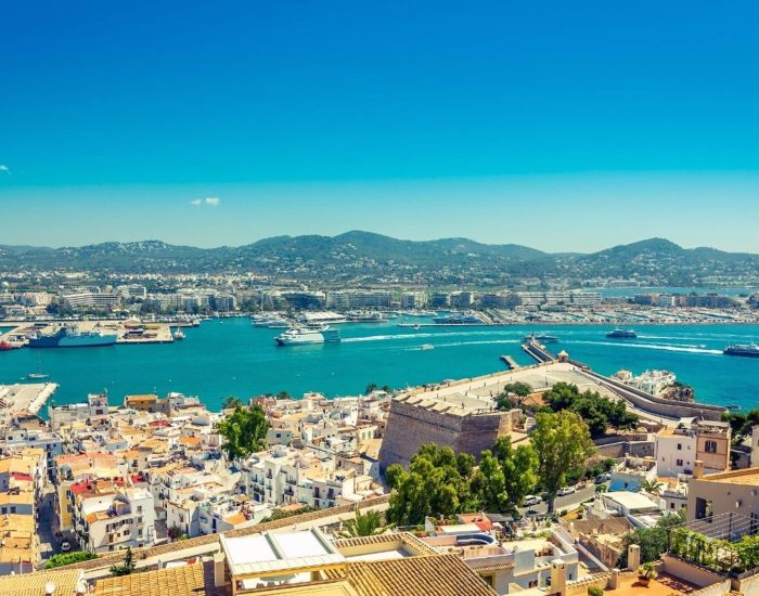 07/06/2024 Ruta en ferry de Mallorca a Ibiza: cómo hacer tu reserva.

verano, embárcate con tu familia y amigos en un ferry, y disfruta de un trayecto único y espectacular en las islas Baleares. Viajar en ferry de la isla de Mallorca a la isla de Ibiza es una experiencia que combina la belleza del mar Mediterráneo con la comodidad y el encanto de un viaje marítimo.

SOCIEDAD
ISTOCK