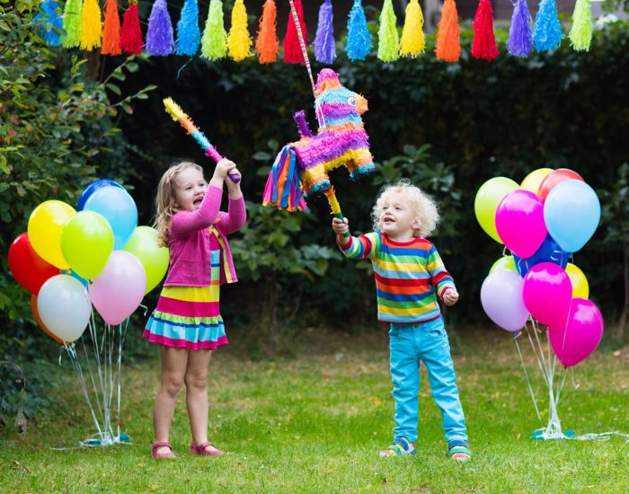 03/11/2016 Las ideas más originales para hacer tu propia piñata.

piñatas son un elemento fundamental en muchas celebraciones, especialmente en cumpleaños y festividades como la Navidad y el Día de los Muertos en diversas culturas. Hacer tu propia piñata puede ser una actividad divertida y creativa, que además añade un toque personalizado a tu fiesta. En este artículo, exploraremos algunas de las ideas más originales para crear tu propia piñata, desde diseños tradicionales hasta los más innovadores.

SOCIEDAD
ISTOCK