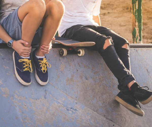 Los adolescentes necesitan definir su propia identidad y buscan parecerse a sus iguales. Fabio Principe (iStock)